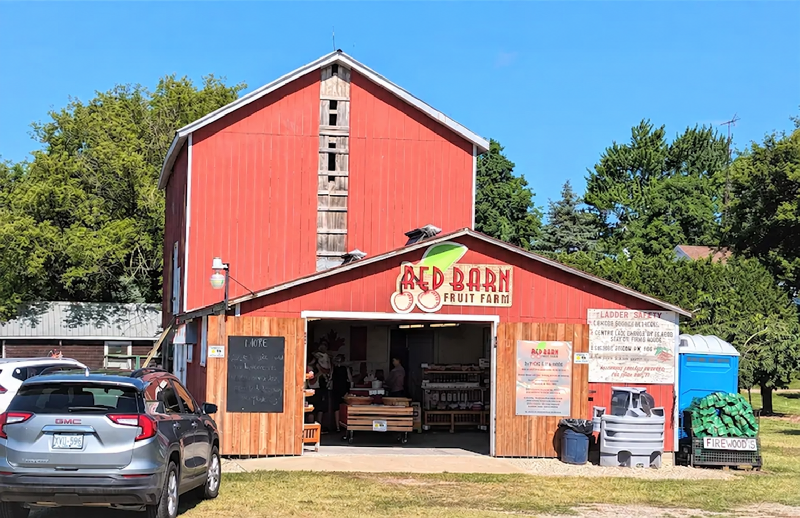Red barn storefront with a Red Barn Fruit Farm sign